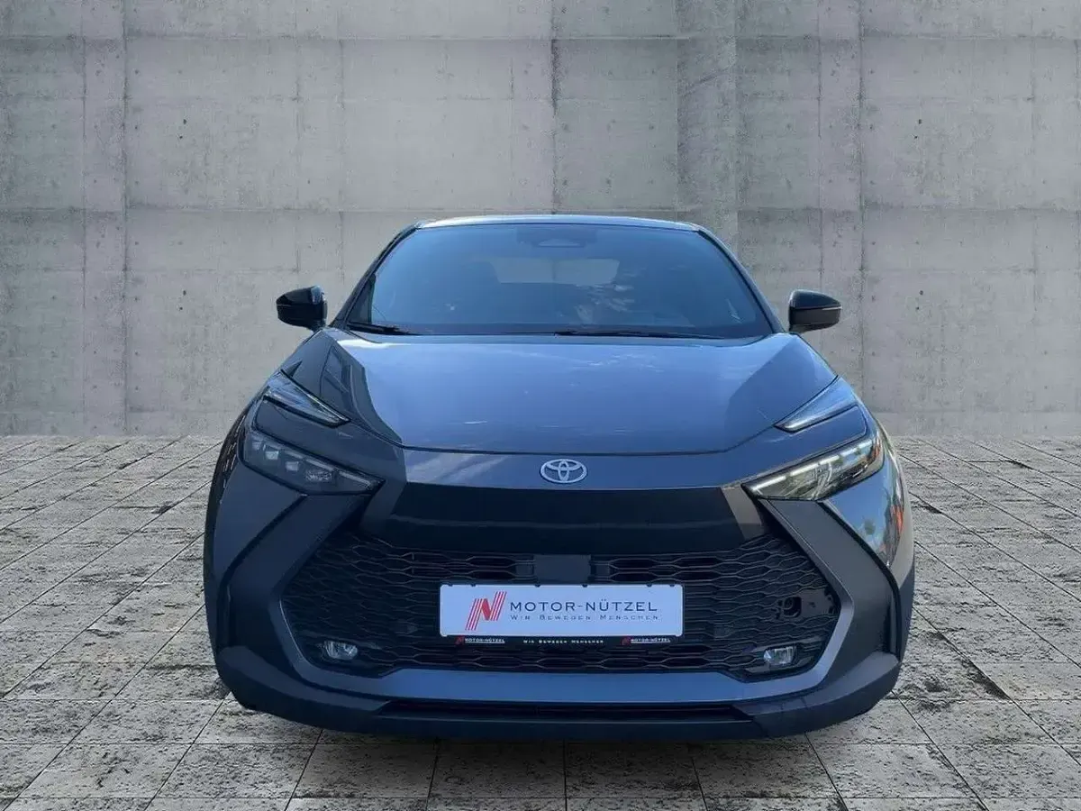 Neu Toyota C-HR Team 223 PS (164 kW) 2025 Grey metallic (1g3)/ black (20 SUV