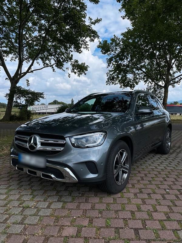 Grau Gebraucht 2021 Mercedes GLC300 SUV | 42.500 € (Fairer Preis) - Bild 1/4