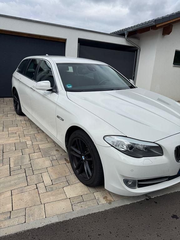 Weiß Gebraucht 2011 BMW 520 Limousine | 9.500 € (Guter Preis) - Bild 1/4