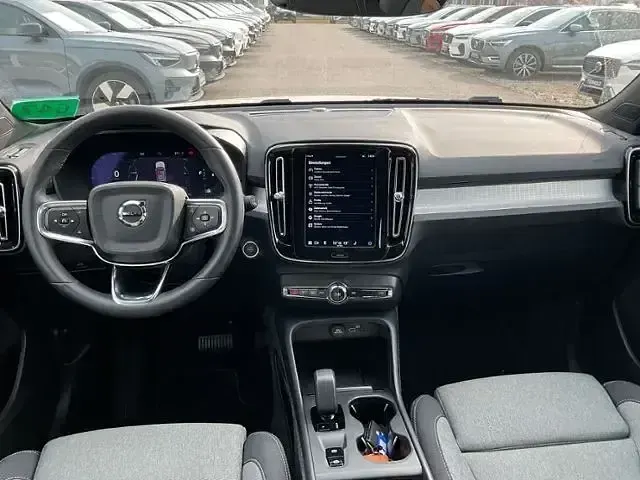 Gebraucht Volvo XC40 Core 190 PS (139 kW) 2023 Crystal white pearl SUV
