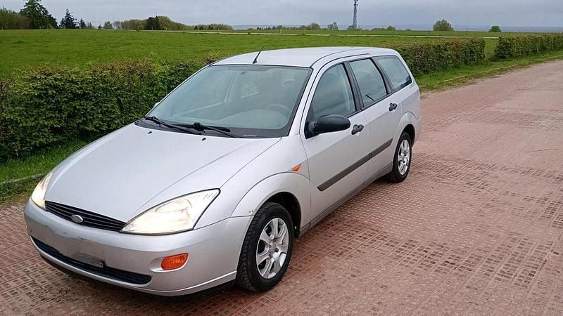 Second-hand Ford Focus 75 CP (55 kW) 1998 Argintiu Berlinǎ