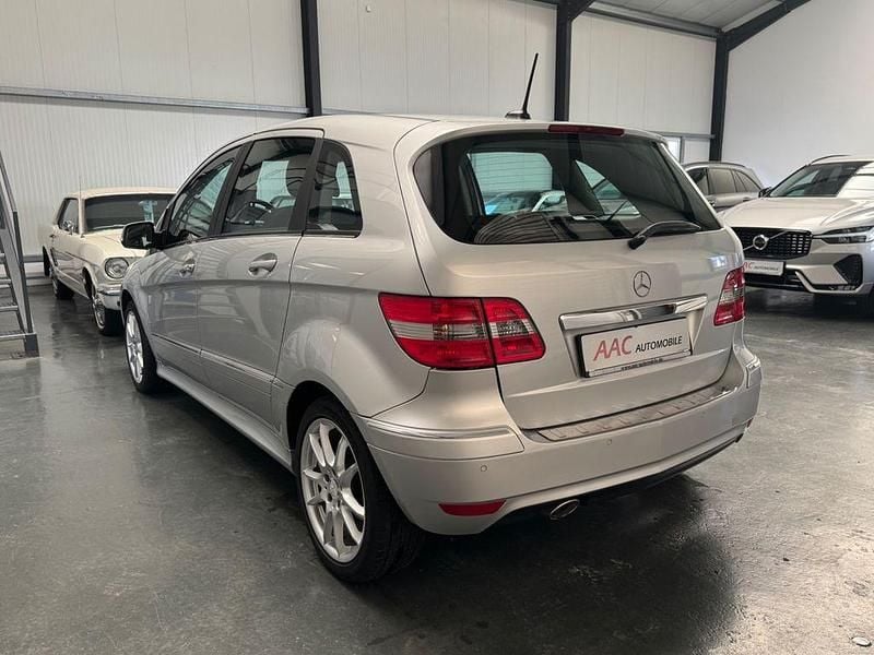 Gebraucht Mercedes B180 109 PS (80 kW) 2011 Silber Van / Kleinbus