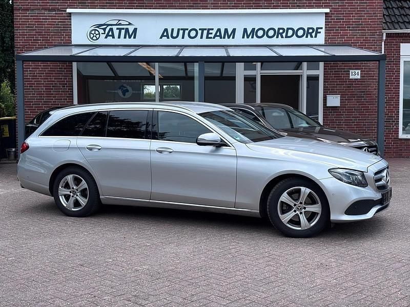 Silber Gebraucht 2018 Mercedes E220 Kombi | 16.490 € (Superpreis) - Bild 1/4