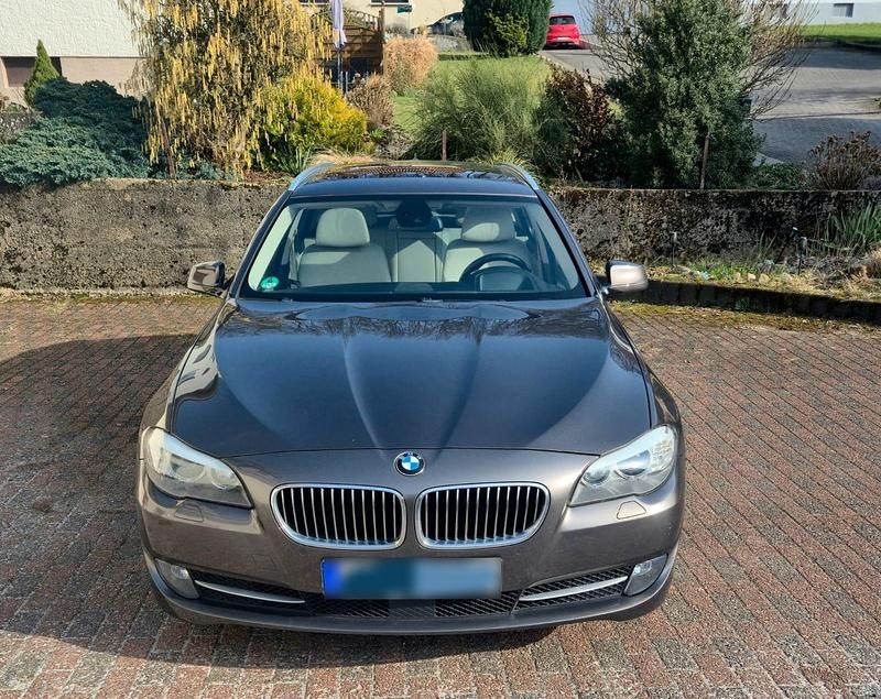Gebraucht BMW 530 258 PS (189 kW) 2011 Braun Kombi