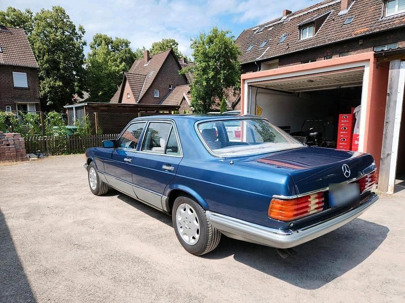 Brugt Mercedes E280 1984 Blå Sedan