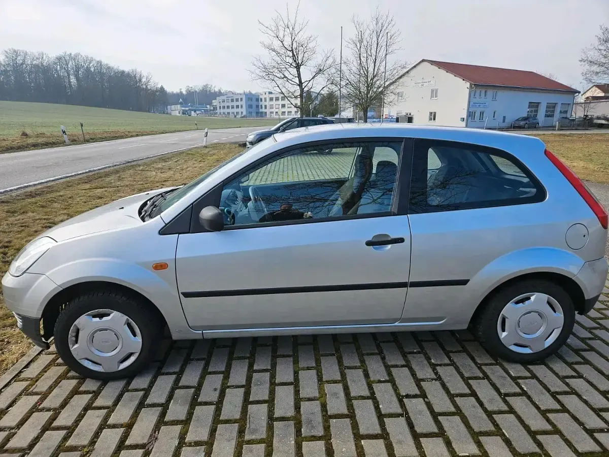 Gebraucht Ford Fiesta 60 PS (44 kW) 2004 Silber Kleinwagen