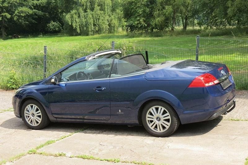 Gebraucht Ford Focus Cabriolet Titanium 145 PS (106 kW) 2009 Blau Cabrio