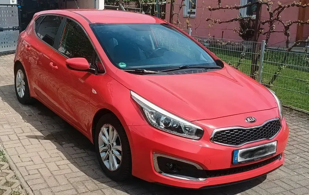 Używany Kia Ceed 101 KM (74 kW) 2017 Czerwony Hatchback