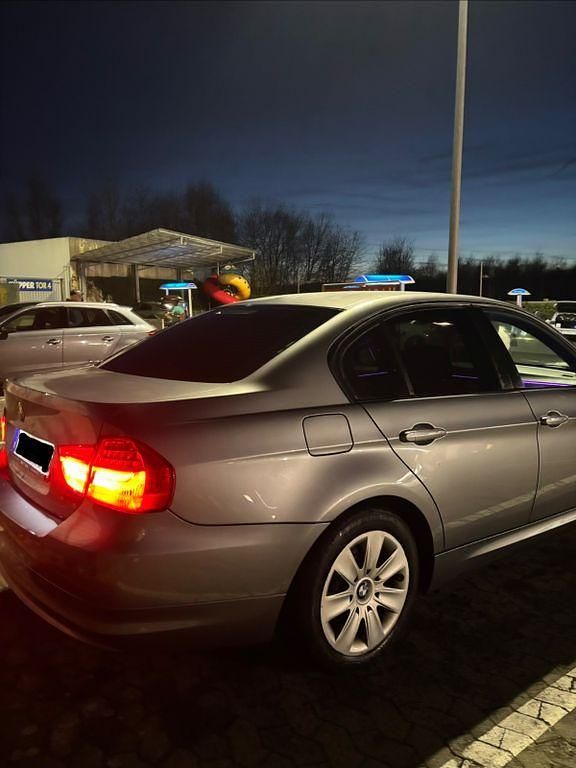 Gebraucht BMW 318 143 PS (105 kW) 2011 Grau Limousine