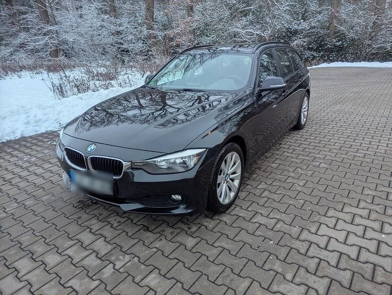 Schwarz Gebraucht 2014 BMW 320 Luxury Line Kombi | 8.800 € (Fairer Preis) - Bild 1/4