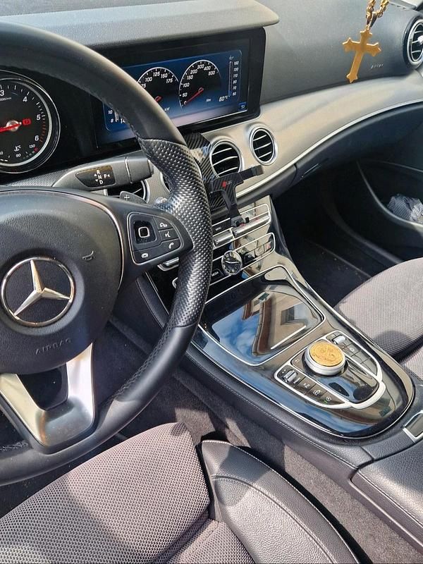Gebraucht Mercedes E220 194 PS (142 kW) 2017 Schwarz Limousine
