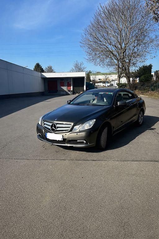 Gebraucht Mercedes E220 170 PS (125 kW) 2011 Braun Coupé