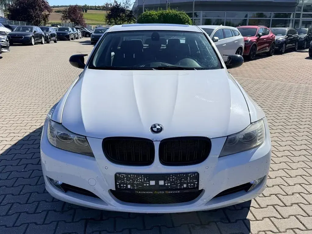 Gebraucht BMW 320 Sport Line 184 PS (135 kW) 2011 Weiß Limousine