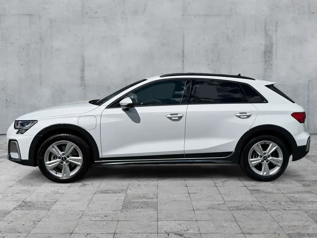 Gebraucht Audi A3 204 PS (150 kW) 2025 Gletscherweiß metallic Limousine