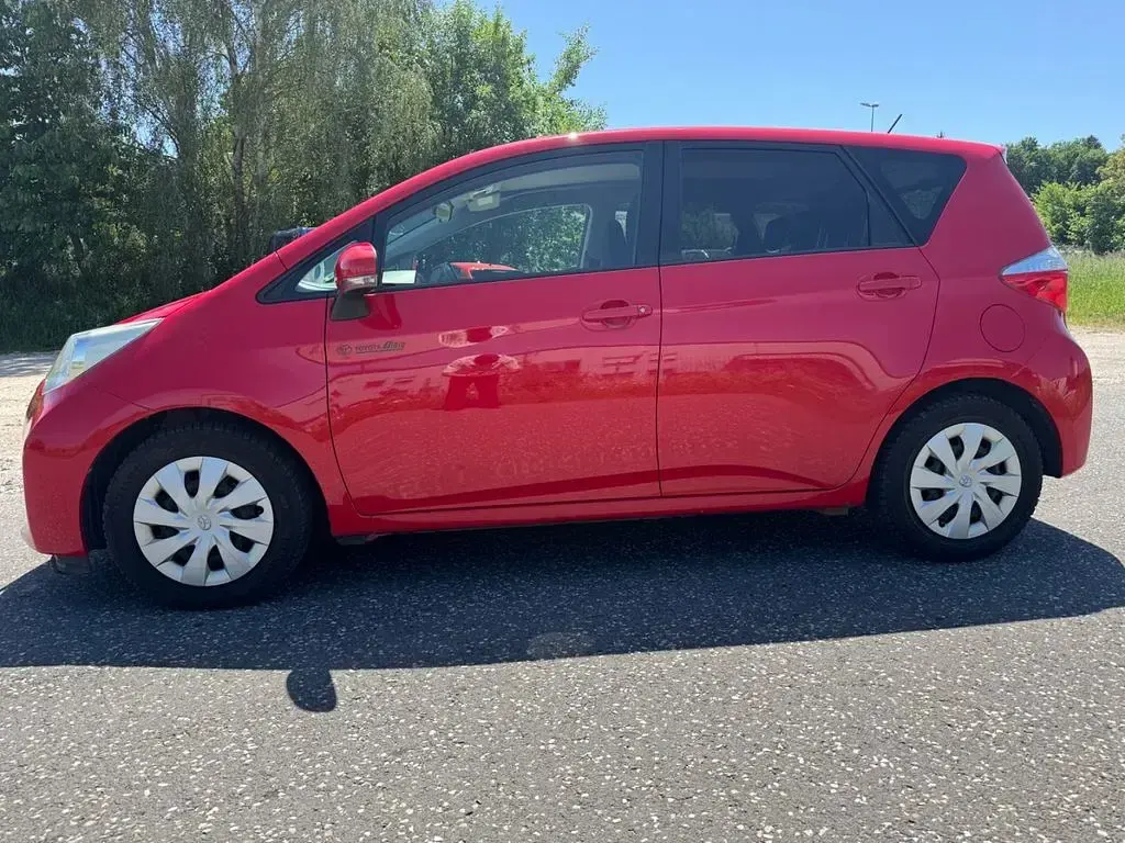 Gebraucht Toyota Verso-S 99 PS (72 kW) 2011 Rot Van / Kleinbus