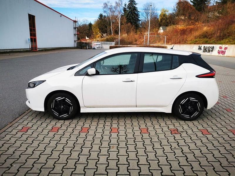 Gebraucht Nissan Leaf Acenta 110 kW (150 PS) 2023 Weiß Kleinwagen