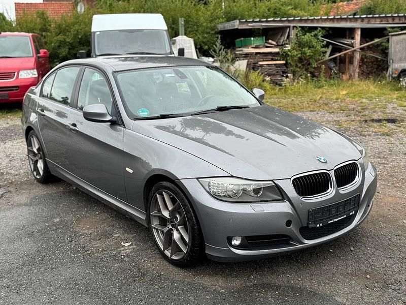 Grau Gebraucht 2010 BMW 320 Limousine | 2.850 € - Bild 1/4