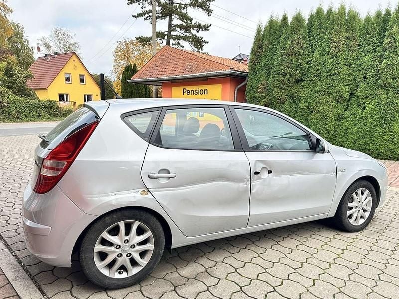 Gebraucht Hyundai i30 109 PS (80 kW) 2010 Grau Limousine