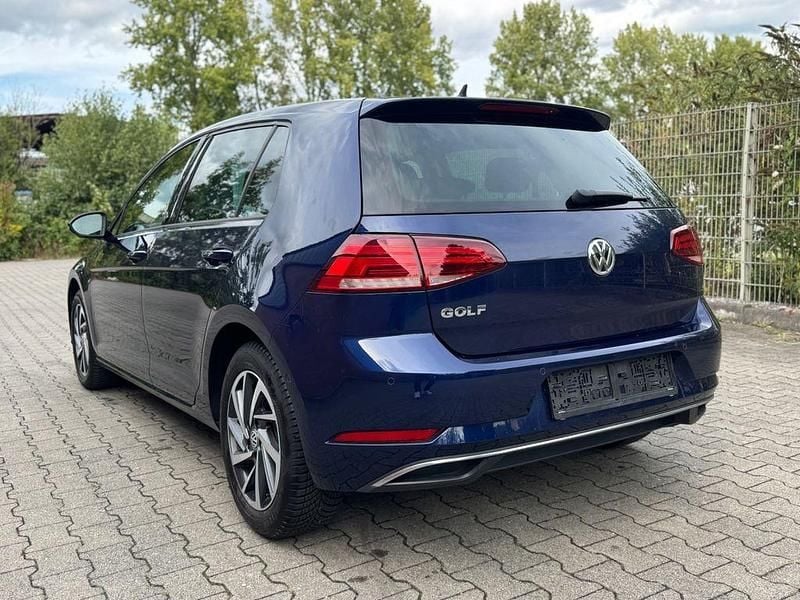Gebraucht VW Golf Sound 125 PS (91 kW) 2018 Blau Limousine