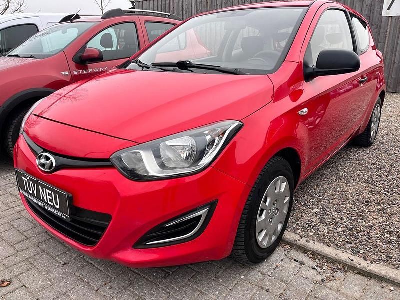Gebraucht Hyundai i20 Edition 86 PS (63 kW) 2013 Rot Kleinwagen