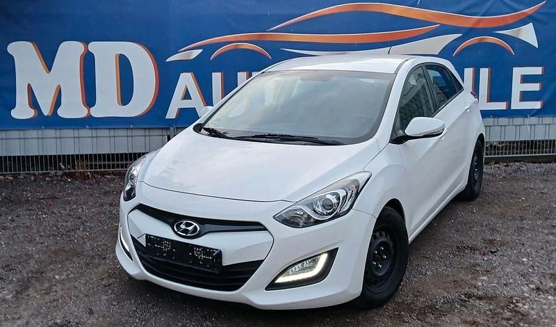 Weiß Gebraucht 2012 Hyundai i30 Trend Limousine | 3.990 € (Guter Preis) - Bild 1/4