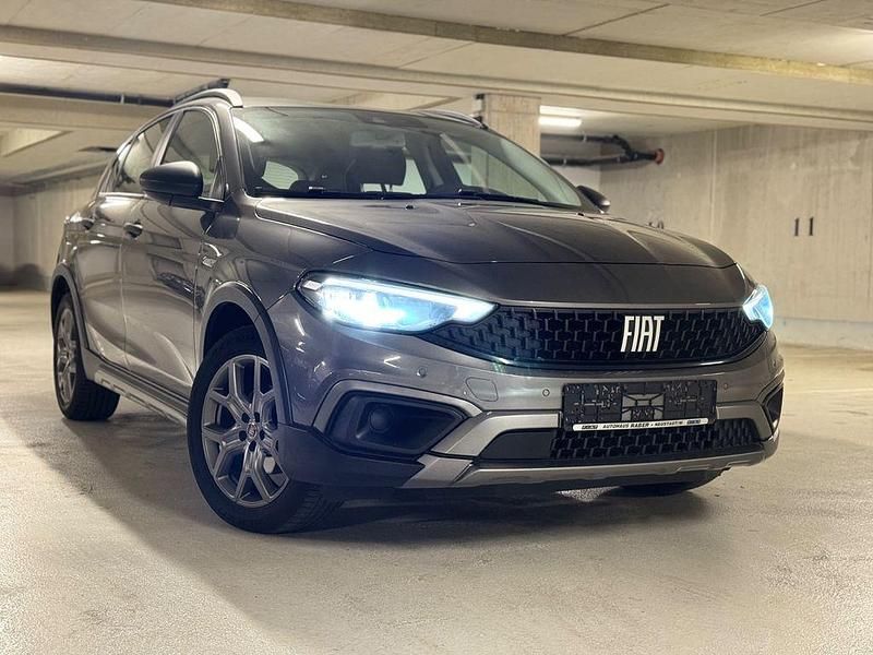 Grau Gebraucht 2021 Fiat Tipo Cross Limousine | 14.770 € (Fairer Preis) - Bild 1/4