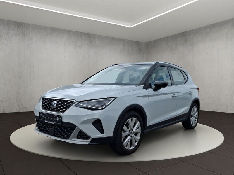 Nevada weiß metallic/midnight schwarz metallic Gebraucht 2023 Seat Arona Xperience SUV | 18.400 € (Guter Preis) - Bild 1/4