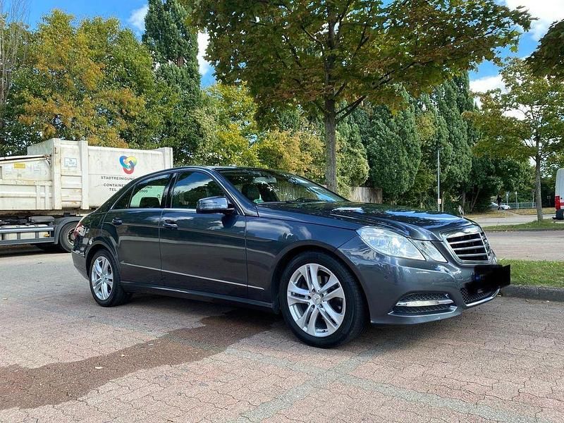Grau Gebraucht 2012 Mercedes E200 Avantgarde Limousine | 10.900 € (Fairer Preis) - Bild 1/4