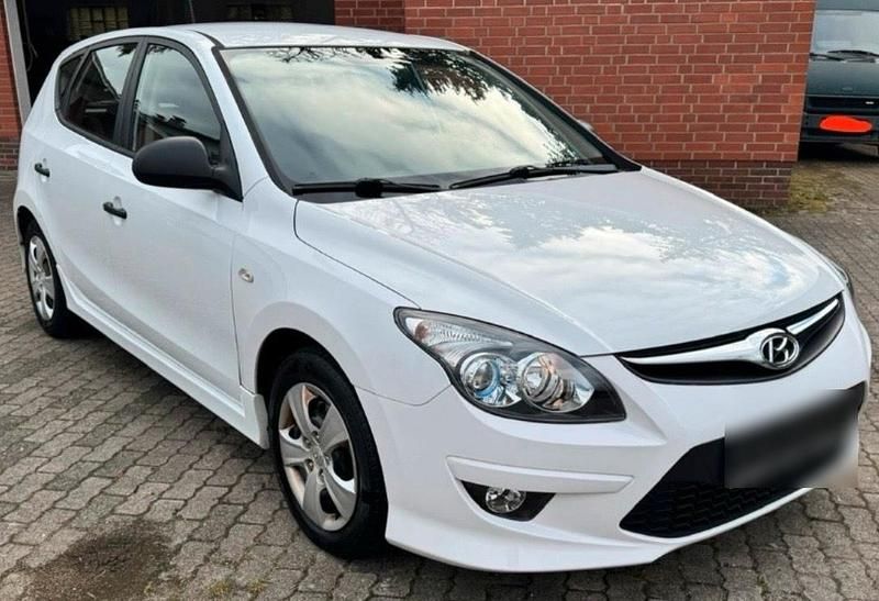 Gebraucht Hyundai i30 109 PS (80 kW) 2011 Weiß Kleinwagen