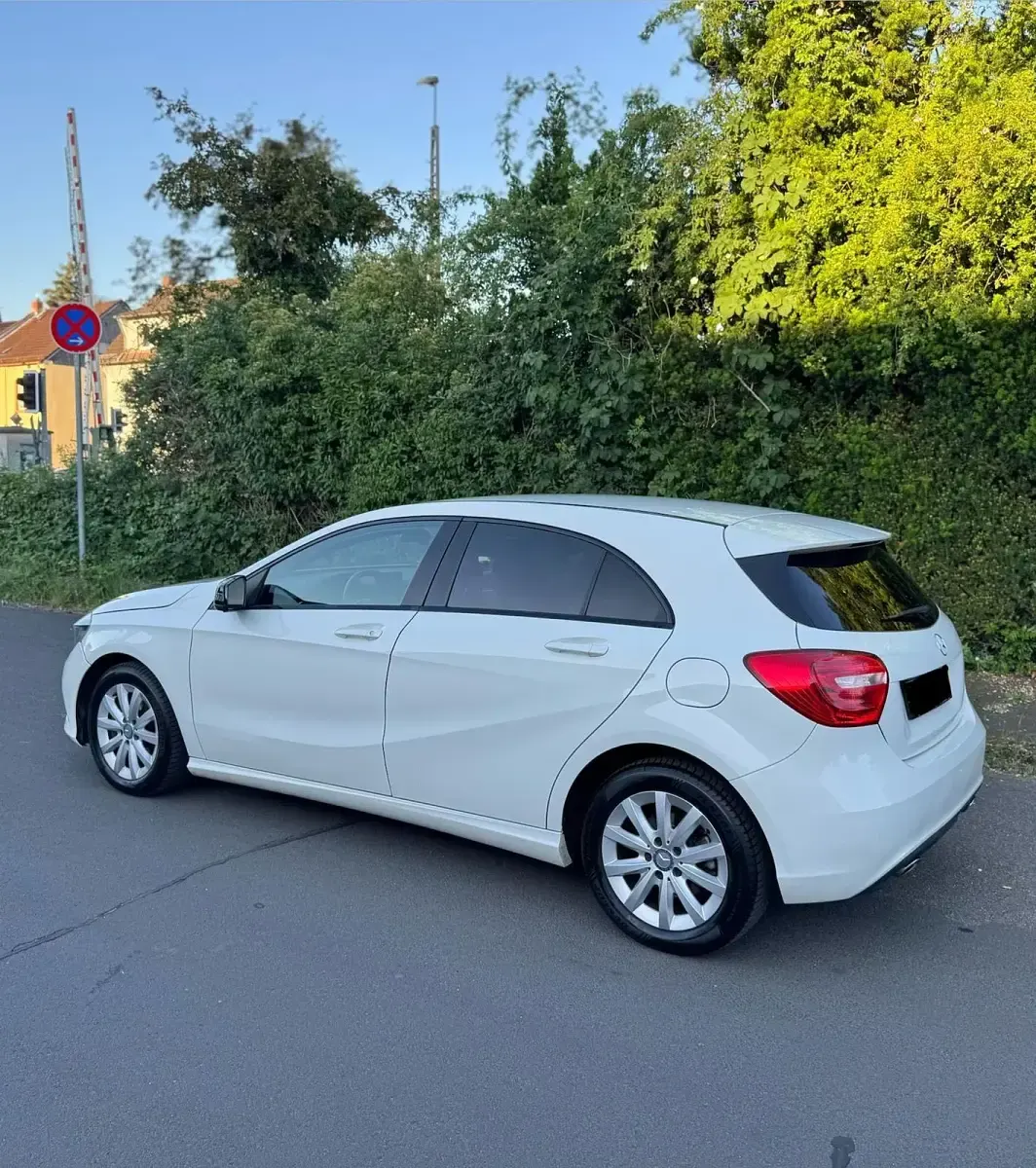 Gebraucht Mercedes A180 Night 122 PS (89 kW) 2013 Weiß Kleinwagen