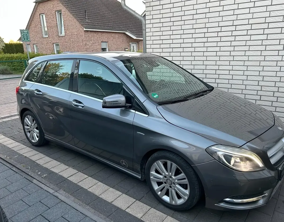 Gebraucht Mercedes B180 122 PS (89 kW) 2011 Grau Van / Kleinbus