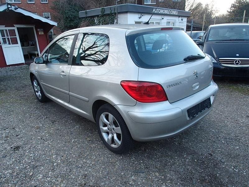 Gebraucht Peugeot 307 109 PS (80 kW) 2007 Silber Limousine