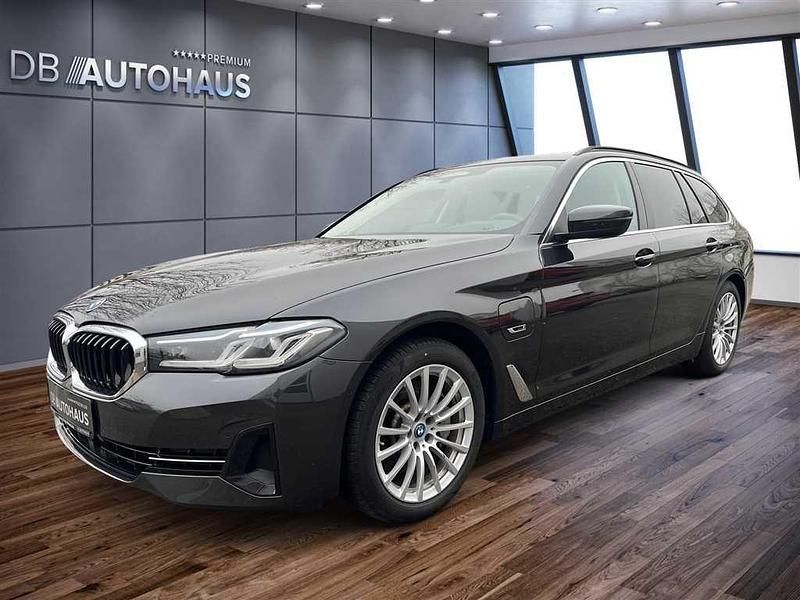 Grau Gebraucht 2022 BMW 530e Sport Line Kombi | 38.560 € (Fairer Preis) - Bild 1/4
