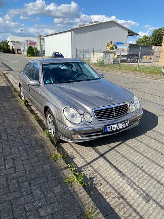Grau Gebraucht 2004 Mercedes E320 Avantgarde Limousine | 4.300 € (Fairer Preis) - Bild 1/4
