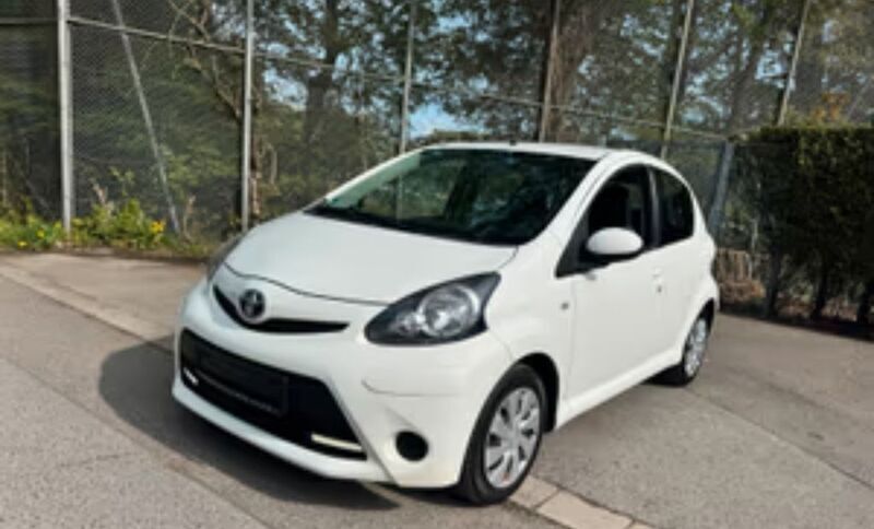 Weiß Gebraucht 2013 Toyota Aygo Kleinwagen | 2.966 € (Fairer Preis) - Bild 1/4