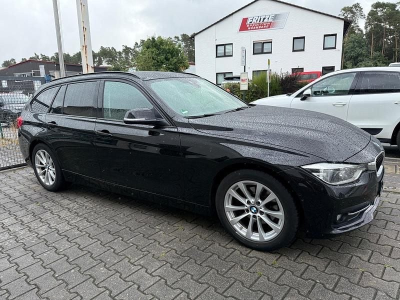 Schwarz Gebraucht 2019 BMW 318 Sport Line Kombi | 19.800 € (Guter Preis) - Bild 1/4