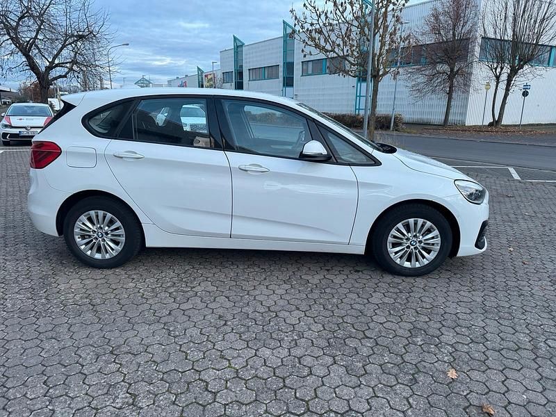 Weiß Gebraucht 2021 BMW 218 Active Tourer Advantage Van / Kleinbus | 22.400 € (Guter Preis) - Bild 1/4