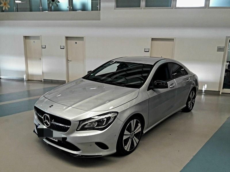 Silber Gebraucht 2017 Mercedes CLA200 Urban Coupé | 18.950 € (Fairer Preis) - Bild 1/4
