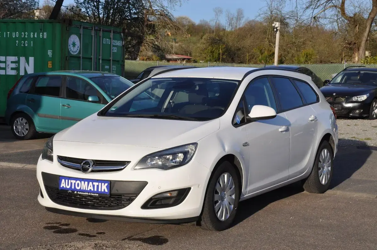 Usado Opel Astra Edition 165 HP (121 kW) 2013 Branco Carrinha