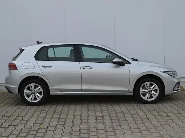 Gebraucht VW Golf VIII Life 131 PS (96 kW) 2023 Reflexsilber metallic Limousine