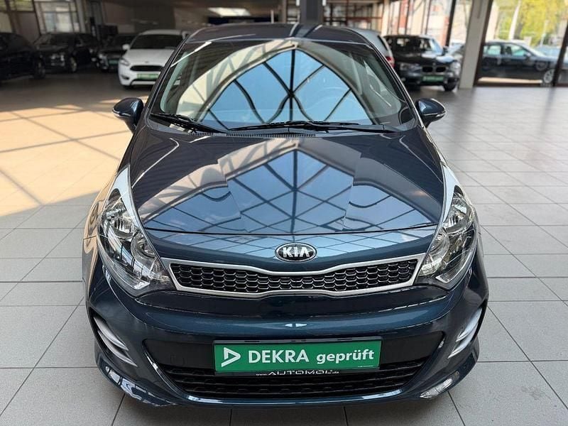 Używany Kia Rio Attract 75 KM (55 kW) 2016 Niebieski Hatchback