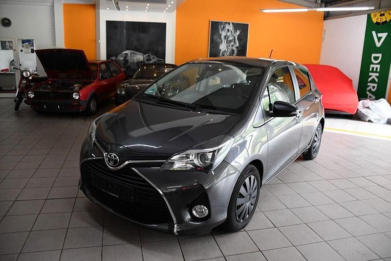 Grau Gebraucht 2016 Toyota Yaris Limousine | 7.800 € (Fairer Preis) - Bild 1/4