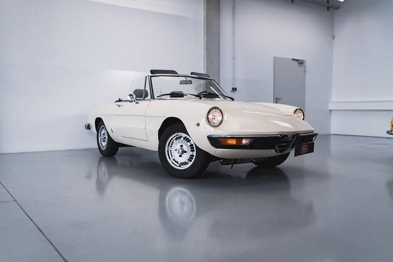 Gelb Gebraucht 1976 Alfa Romeo Spider Cabrio | 25.500 € - Bild 1/4