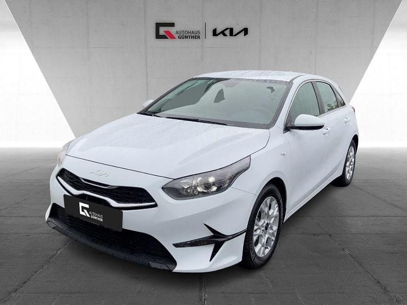 Wd) cararraweiss (weiss Gebraucht 2025 Kia Ceed Vision Limousine | 19.990 € (Superpreis) - Bild 1/4