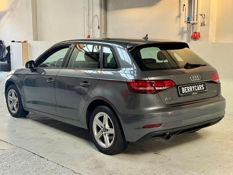 Gebraucht Audi A3 Sport 116 PS (85 kW) 2017 Grau Limousine