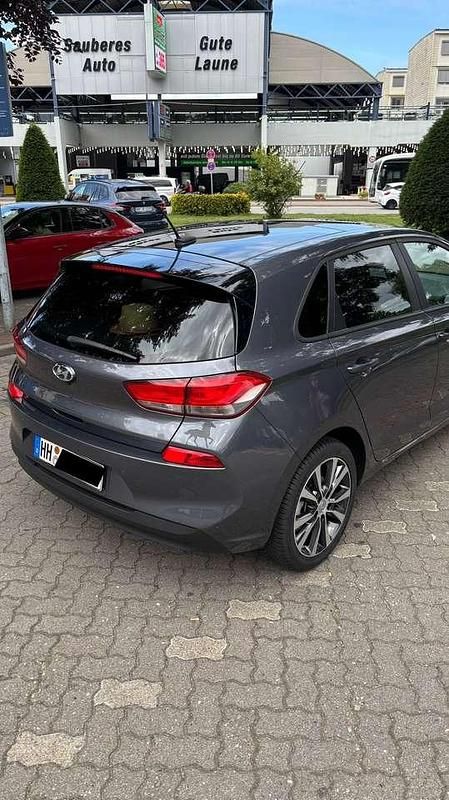 Grau Gebraucht 2018 Hyundai i30 Select Limousine | 11.950 € (Fairer Preis) - Bild 1/4