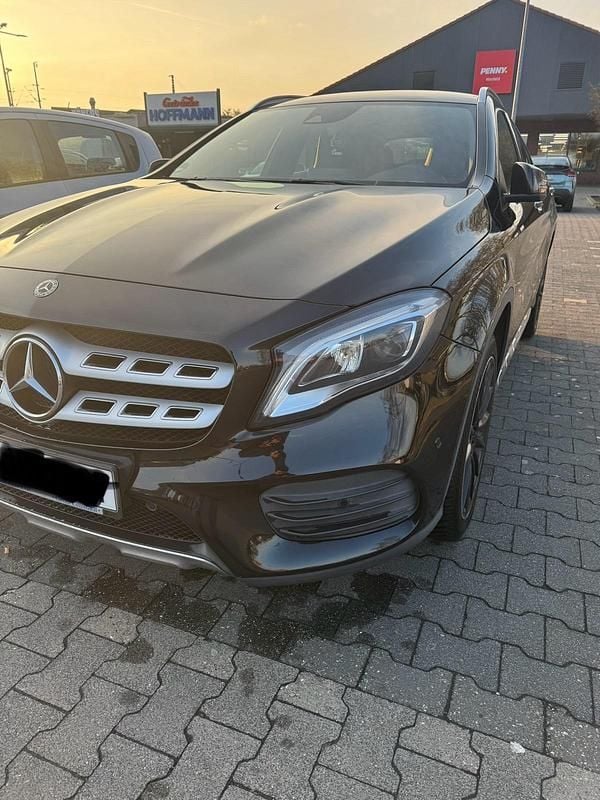 Schwarz Gebraucht 2017 Mercedes GLA250 AMG line SUV | 19.350 € (Fairer Preis) - Bild 1/4