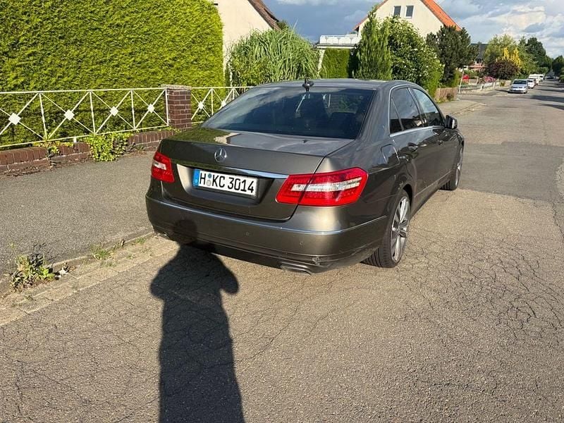Gebraucht Mercedes E220 Avantgarde 170 PS (125 kW) 2012 Braun Limousine