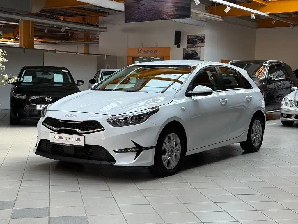 Usado Kia Ceed Edition 7 120 CV (88 kW) 2024 Blanco Utilitario