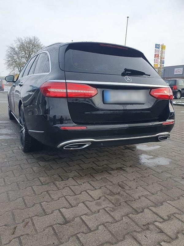 Gebraucht Mercedes E220 Exclusive 194 PS (142 kW) 2019 Schwarz Kombi